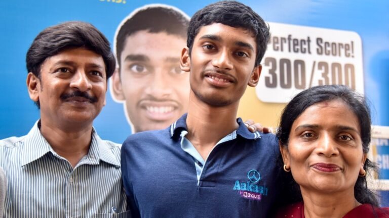 Son of Alumni of Notredame Academy Jamalpur Rishi Shekhar Shukla scored 300 out of 300 in JEE Main 2024-2025  and is National Topper