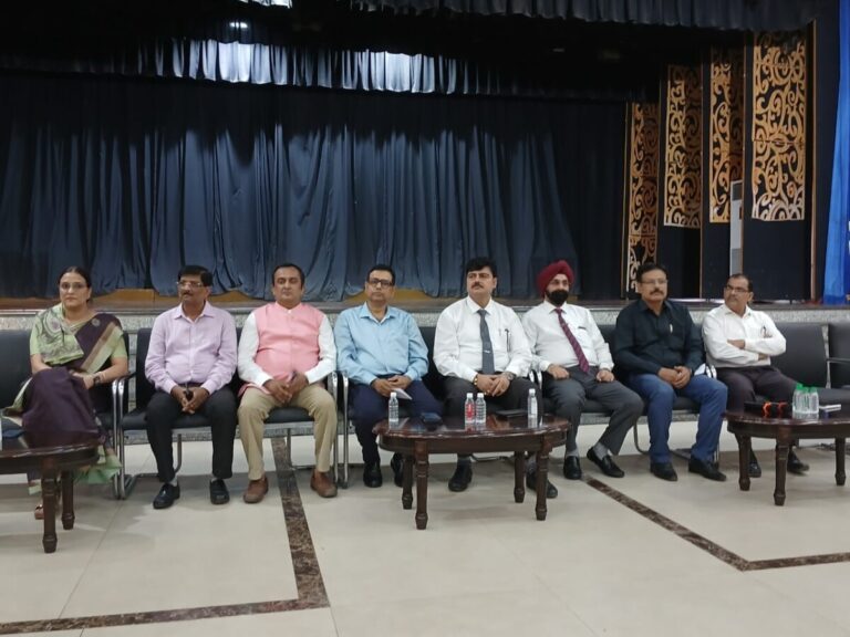 विकास कुमार हिंदुस्तान अख़बार के द्वारा नीट  UG -2024  में हुई गड़बड़ी को लेकर डीपीएस रांची में अपराह्न 11 बजे से आयोजित किये गए संवाद में हुए शामिल